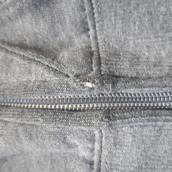 Kids size 6 Volcom graphic logo zip-up hoodie. Grey, black & green - Picture 7 of 7